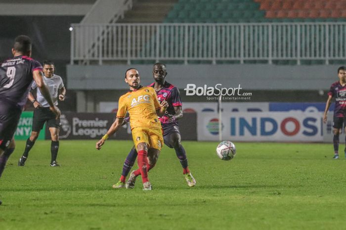 Pemain Persik Kediri, Rohit Chand (kiri), sedang mengoper bola dan dibayangi pilar RANS Nusantara FC bernama Makan Konate (kanan) dalam laga pekan kesembilan Liga 1 2022 di Stadion Pekansari, Bogor, Jawa Barat, 10 September 2022.