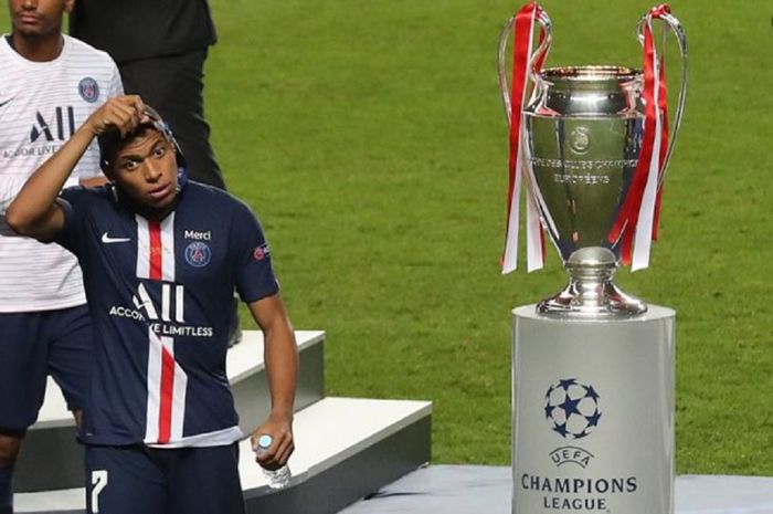 Kylian Mbappe saat menerima medali runner-up setelah Paris Saint-Germain mengalami kekalahan dari Bayern Muenchen di final Liga Champions 2019-2020.