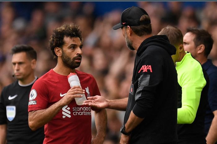 Momen Mohamed Salah dan Juergen Klopp berdiskusi di pinggir lapangan dalam salah satu laga Liverpool di Liga Inggris.