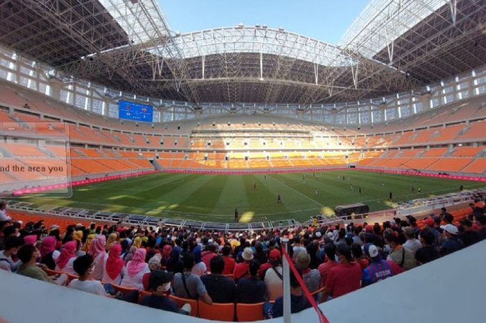 Penonton menyaksikan Bali United U-18 melawan Barcelona U-18 dalam International Youth Championship di Jakarta International Stadium (JIS), Minggu (17/4/2022).