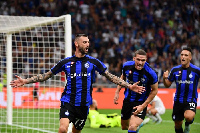 Marcelo Brozovic (kiri) cetak gol Inter Milan ke gawang Torino pada duel Liga Italia di San Siro (10/9/2022). Brozovic akan segera pergi untuk gabung klub Cristiano Ronaldo, Al Nassr, dan satu lagi rekrutan era Erick Thohir pun hilang.