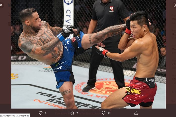 Daniel Rodriguez menendang Li Jing Liang pada pertandingan kelas tangkapan 180 pon di UFC 279 yang digelar di T-Mobile Arena, Nevada, Amerika Serikat, 10 September 2022.