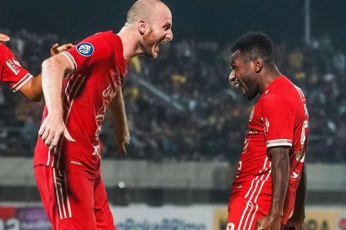 Selebrasi Michael Krmencik dan Ricky Cawor dalam laga Barito Putera vs Persija Jakarta yang berakhir dengan skor 0-1 pada pekan kesembilan Liga 1 2022/2023 di Stadion Demang Lehman, Banjarmasin, Kalimantan Selatan, Minggu (11/9/2022).