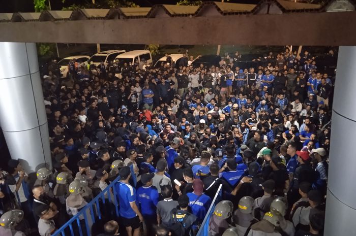 Suasana demonstrasi ratusan suporter PSIM Yogyakarta di Stadion Sultan Agung, Bantul pada Minggu (11/9/2022) menuntut mundur pelatih buntut hasil buruk di tiga pertandingan awal Liga 2 2022-2023