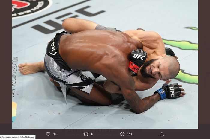 Khamzat Chimaev mengalahkan Kevin Holland dengan kuncian D'Arce choke pada laga kelas tangkapan 180 pon di UFC 279 yang digelar di T-Mobile Arena, Nevada, Amerika Serikat, 10 September 2022. 