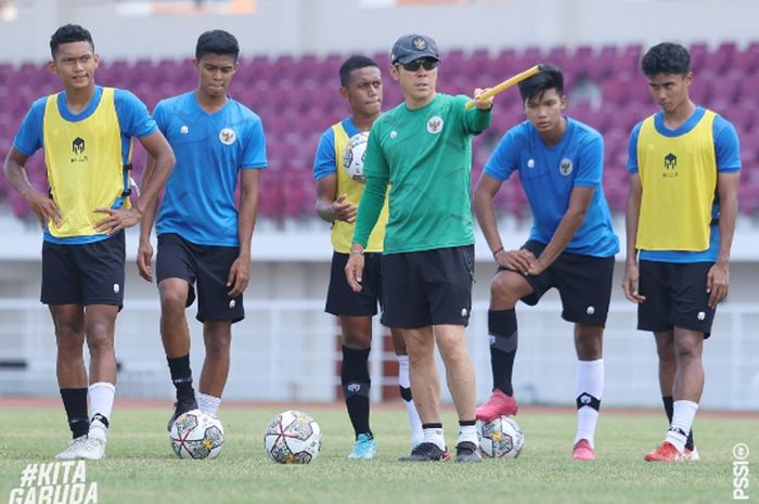 Shin Tae-yong memimpin latihan Timnas U-20 Indonesia untuk persiapan Kualifikasi Piala Asia U-20 2023 di Stadion Gelora Bung Tomo, Surabaya, 12 September 2022.