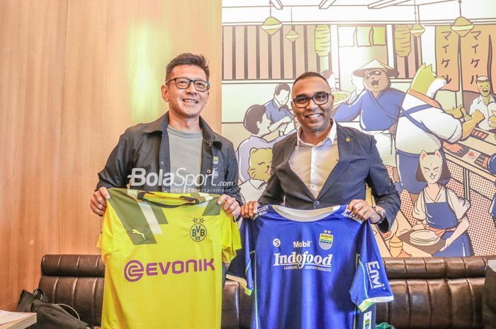 Direktur PT Persib Bandung Bermartabat, Teddy Tjahjono (kiri), sedang berfoto bersama dengan Suresh Letchmanan (kanan) sebagai Managing Director Asia Pacific- BVB Asia Pacific PTE LTD di Maikeru, Jakarta, 13 September 2022.