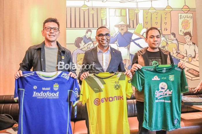 (Dari kiri ke kanan) Teddy Tjahjono selaku Direktur PT Persib Bandung Bermartabat, Suresh Letchmanan sebagai Managing Director Asia Pacific- BVB Asia Pacific PTE LTD, dan Candra Wahyudi selaku Direktur Operasional Persebaya sedang berfoto bersama di Maikeru, Jakarta, 13 September 2022.