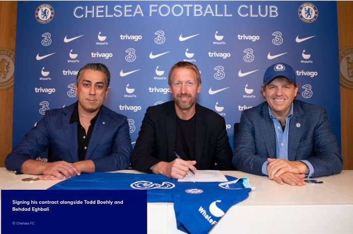 Todd Boehly (kanan) menemani pelatih Graham Potter (tengah) saat meneken kontrak kerja selama lima tahun di Chelsea.