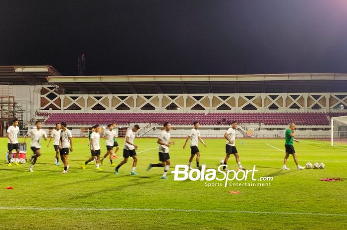 Suasana latihan timnas U-19 Indonesia jelang Kualifikasi Piala Asia U-20 2023 di Lapangan Thor, Surabaya, Selasa (13/9/2022).