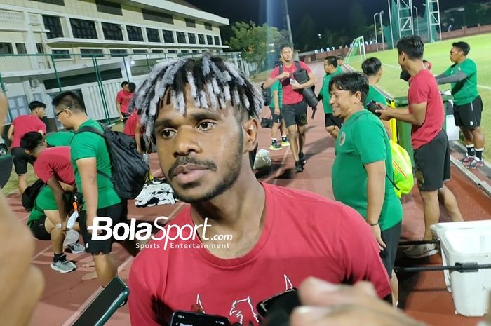  Barnabas Sobor saat latihan timnas U-19 Indonesia jelang Kualifikasi Piala Asia U-20 2023 di Lapangan Thor, Surabaya, Selasa (13/9/2022).