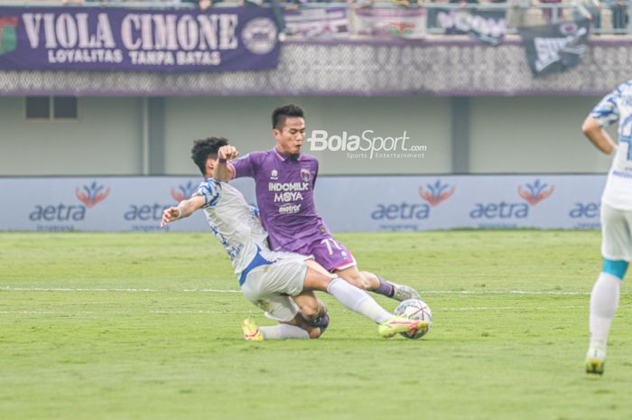 Pemain Persita Tangerang, Ghozali Siregar, sedang berebut bola dengan lawan dalam laga pekan kesembilan Liga 1 2022 di Stadion Indomilk Arena, Tangerang, Banten, 14 September 2022.