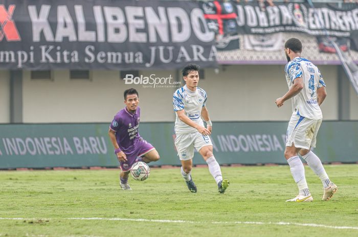 Bek PSIS Semarang, Alfeandra Dewangga (kanan), sedang mengoper bola dan dibayangi pilar Persita Tangerang bernama Ghozali Siregar (kiri) dalam laga pekan kesembilan Liga 1 2022 di Stadion Indomilk Arena, Tangerang, Banten, 14 September 2022.