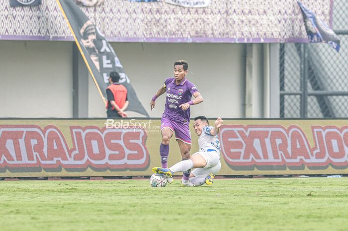 Bek sayap kanan Persita Tangerang, Muhammad Toha (kiri), sedang menggiring bola dan berusaha ditekel oleh pilar PSIS Semarang bernama Muhammad Guntur Triaji (kanan) dalam laga pekan kesembilan Liga 1 2022 di Stadion Indomilk Arena, Tangerang, Banten, 14 September 2022.