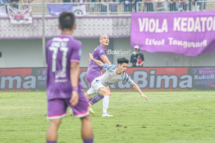 Bek Persita Tangerang, Agustin Cattaneo (kiri), sedang menjaga ketat pemain PSIS Semarang bernama Taisei Marukawa (kanan) dalam laga pekan kesembilan Liga 1 2022 di Stadion Indomilk Arena, Tangerang, Banten, 14 September 2022.