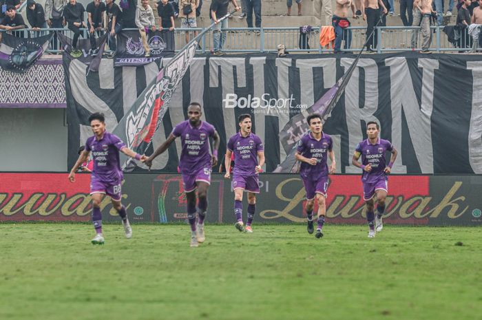 Penyerang Persita Tangerang, Ramiro Ezequiel Fergonzi (tengah), melakukan selebrasi seusai mencetak gol dalam laga pekan kesembilan Liga 1 2022 di Stadion Indomilk Arena, Tangerang, Banten, 14 September 2022.