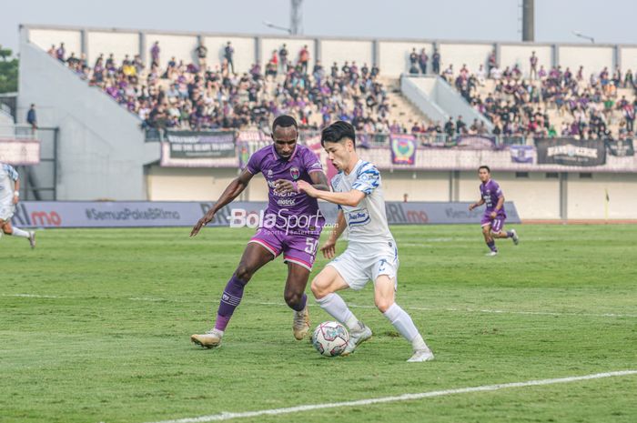 Pemain PSIS Semarang, Taisei Marukawa (kanan), sedang menguasai bola dan dibayangi bek Persita Tangerang bernama Yohanes Kandaimu (kiri) dalam laga pekan kesembilan Liga 1 2022 di Stadion Indomilk Arena, Tangerang, Banten, 14 September 2022.