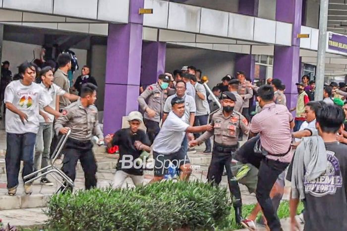 Oknum suporter PSIS Semarang dan oknum fans Persita Tangerang sempat bergesekan di Stadion Indomilk Arena, Tangerang, Banten, 14 September 2022.