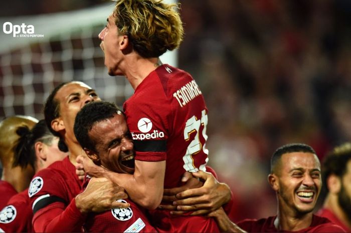 Para pemain Liverpool merayakan gol yang dicetak Joel Matip ke gawang Ajax Amsterdam pada matchday kedua babak penyisihan Grup A Liga Champions 2022-2023 di Stadion Anfield, Selasa (13/9/2022).