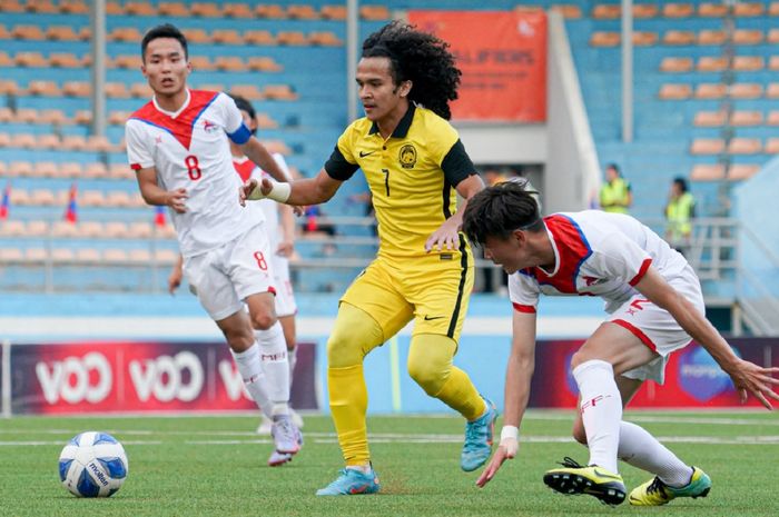 Pemain Timnas U-20 Malaysia Najmuddin Akmal bertarung dengan pemain Mongolia dalam Kualifikasi Piala Asia U-20 2023.