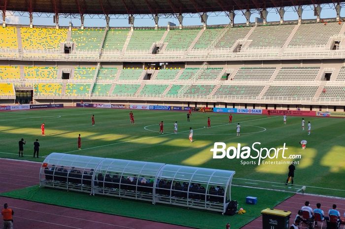 Suasana pertandingan Vietnam Vs Hong Kong dalam penyisihan grup F Kualifikasi Piala Asia U-20 2023 di Stadion Gelora Bung Tomo (GBT) Surabaya, Rabu (14/9/2022).