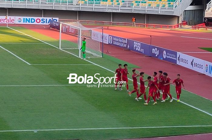 Selebrasi pemain Vietnam, Dinh Xuan Tien usai menjebol gawang Hong Kong dalam laga grup F Kualifikasi Piala Asia U-20 2023 di Stadion Gelora Bung Tomo (GBT) Surabaya, Rabu (14/9/2022).