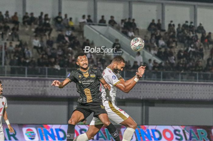 Pemain Dewa United, Lucas Ramos De Oliveira (kiri), sedang berduel udara merebut bola dengan pilar PSM Makassar bernama Yuran Fernandez Rocha Lopes (kanan) dalam laga pekan ke-10 Liga 1 2022 di Stadion Indomilk Arena, Tangerang, Banten, 15 September 2022.