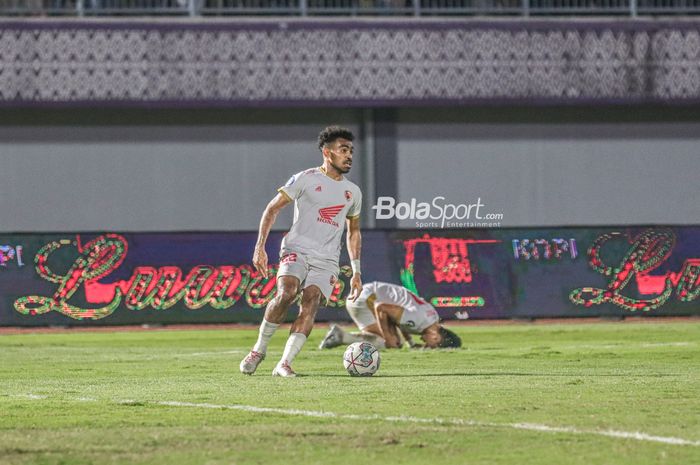 Pemain PSM Makassar, Yakob Sayuri (kiri), sedang mengusai bola ketika bertanding dalam laga pekan ke-10 Liga 1 2022 di Stadion Indomilk Arena, Tangerang, Banten, 15 September 2022.