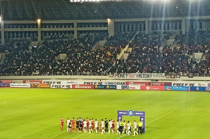 Laga Persis Solo versus Bali United pada pekan ke-10 Liga 1 2022/2023 di Stadion Manahan, Surakarta, Jawa Tengah, Kamis (15/9/2022). 