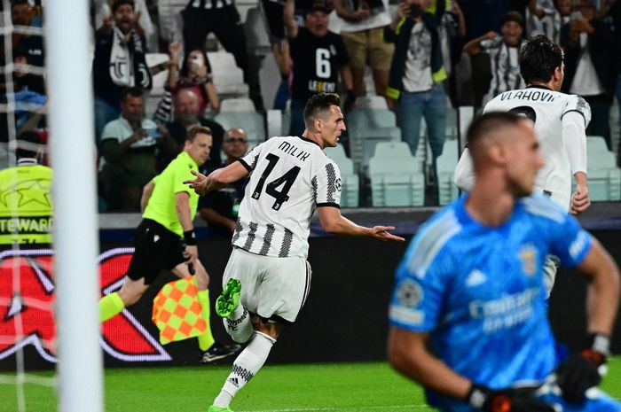 Striker Juventus, Arkadiusz Milik, merayakan gol ke gawang Benfica dalam laga kedua Grup H Liga Champions di Stadion Allianz, Rabu (14/9/2022).