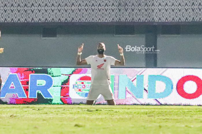 Bek PSM Makassar, Yuran Fernandez Rocha Lopes, nampak melakukan selebrasi seusai mencetak gol dalam laga pekan ke-10 Liga 1 2022 di Stadion Indomilk Arena, Tangerang, Banten, 15 September 2022.