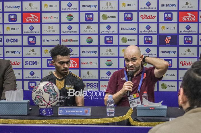 Pelatih PSM Makassar, Bernardo Tavares Fernando Jose (kanan), sedang memberikan keterangan dalam sesi jumpa pers dan ditemani sang pemain bernama Yakob Sayuri (kiri) di Stadion Indomilk Arena, Tangerang, Banten, 15 September 2022.