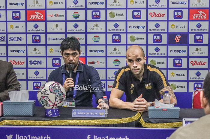 Pelatih Dewa United, Nil Maizar (kiri), sedang menghadiri sesi jumpa pers dan ditemani pemainnya bernama Risto Mitrevski (kanan) di Stadion Indomilk Arena, Tangerang, Banten, 15 September 2022.