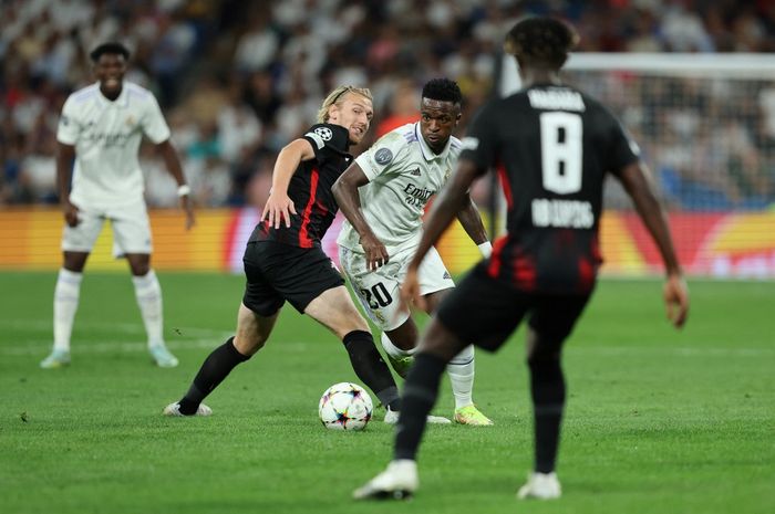 Gelandang RB Leipzig, Emil Forsberg, berebut bola dengan penyerang Real Madrid, Vinicius Junior, dalam laga kedua Grup F Liga Champions di Stadion Santiago Bernabeu, Rabu (14/9/2022).