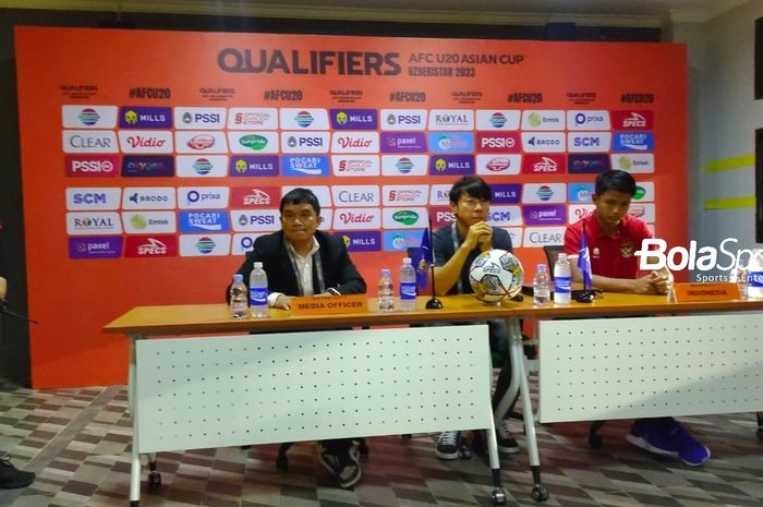 Pelatih timnas U-19 Indonesia Shin Tae-yong dan pemain Hokky Caraka dalam konferensi pers pasca-laga lawan Timor Leste di Kualifikasi Piala Asia U-20 2023 di Stadion Gelora Bung Tomo Surabaya, Rabu (14/9/2022).