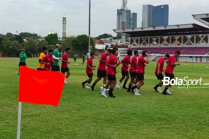 Skuad timnas U-19 Indonesia berlatih di Lapangan Thor, Surabaya pada Kamis (15/9/2022).