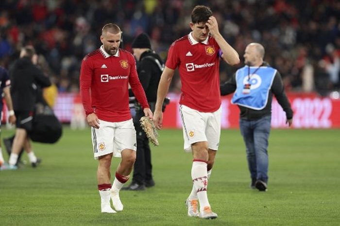 Harry Maguire (kanan) dan Luke Shaw dalam duel pramusim Manchester United melawan Melbourne Victory (15/7/2022). Kini Maguire dan Shaw bukan lagi pilihan utama bagi Erik ten Hag.