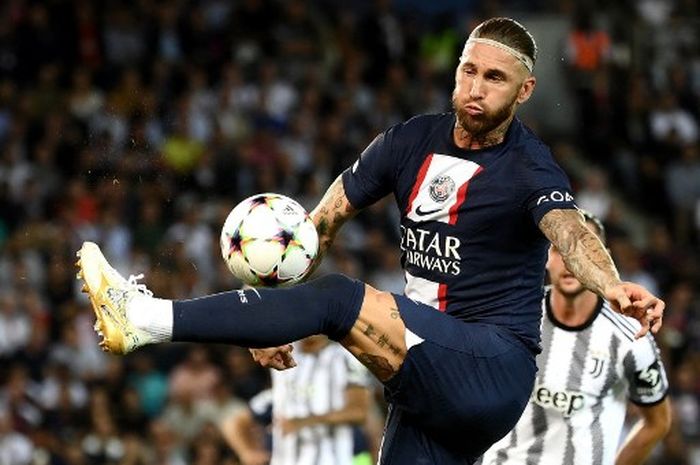 Aksi Sergio Ramos dalam laga PSG vs Juventus di Liga Champions (6/9/2022). Sergio Ramos kini bukan lagi andalan di timnas Spanyol asuhan Luis Enrique.