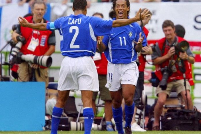 Ronaldinho (kanan) merayakan gol untuk timnas Brasil ke gawang timnas Inggris  pada duel Piala Dunia 2002 di Shizuoka (21/6/2002).