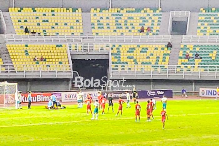 Penjaga gawang timnas U-20 Indonesia, Cahya Supriadi harus di tandu dan dibawa ambulance usai bebenturan dengan Rahmat Beri dalam laga matchday kedua Grup F Kualifikasi Piala Asia U-20 2023.