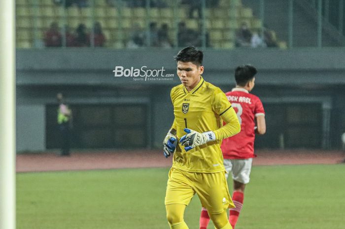 Kiper timnas U-19 Indonesia, Cahya Supriadi, saat bertanding di Stadion Patriot Candrabhaga, Bekasi, Jawa Barat.