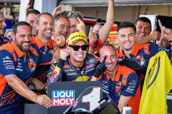 Pembalap milik Red Bull KTM Ajo, Augusto Fernadez saat meraih pole position pada Moto2 Inggris 2022