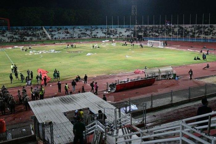 Kericuhan suporter Persebaya Surabaya, Bonek seusai melawan RANS Nusantara FC di Stadion Gelora Delta Sidoarjo, Kamis (15/9/2022).