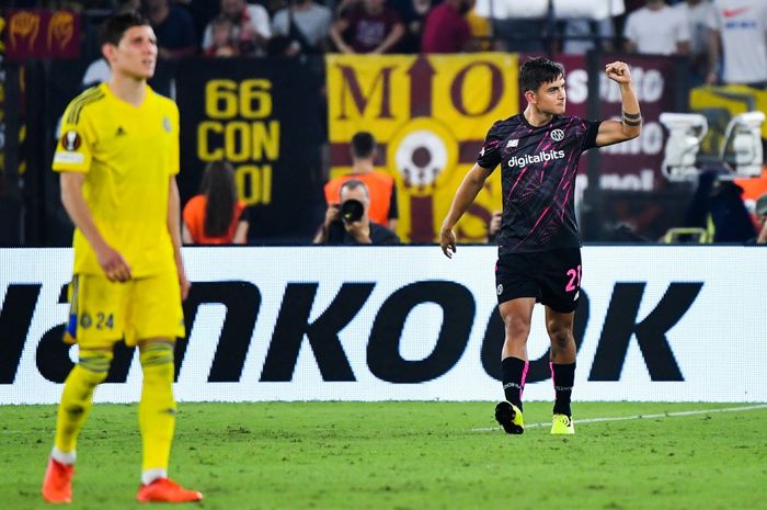 Striker AS Roma, Paulo Dybala, merayakan gol ke gawang HJK Helsinki dalam laga Grup C Liga Europa di Stadion Olimpico, Kamis (15/9/2022).