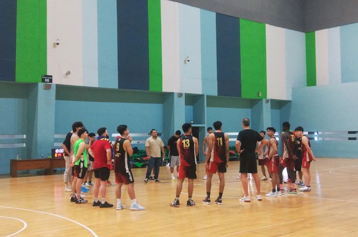 Suasana pasca latihan timnas basket Indonesia 5x5 putra di GBK Arena, Senayan, Jakarta, 16/9/2022).