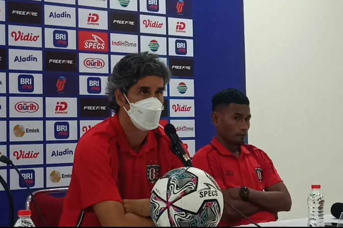 Pelatih Bali United, Stefano Cugurra (Teco) dalam sesi jumpa pers setelah laga melawan Persis Solo di Stadion Manahan, Surakarta, Kamis (15/9/2022).