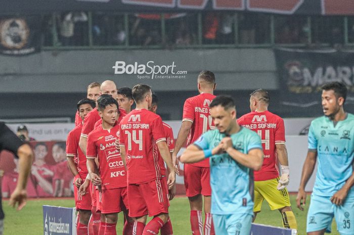 Legenda Ismed Sofyan mendapatkan persembahan dari skuad Persija