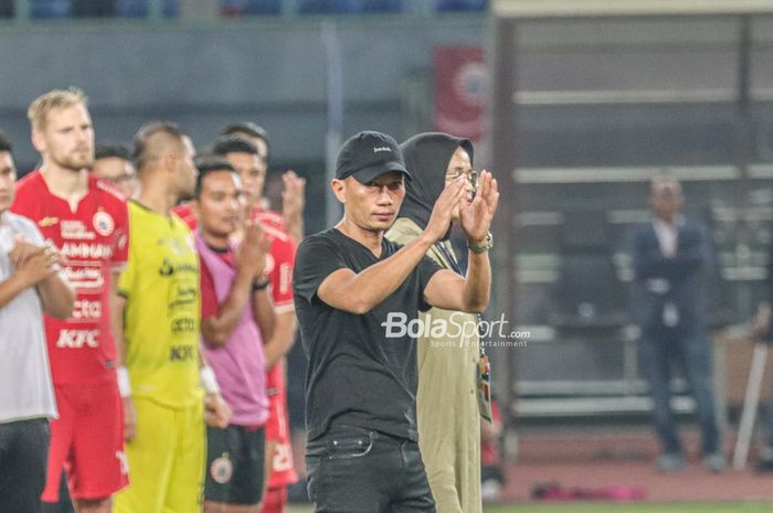 Ismed Sofyan nampak menyapa para The Jakmania dalam perpisahannya dengan Persija Jakarta dalam laga pekan ke-10 Liga 1 2022 di Stadion Patriot Candrabhaga, Bekasi, Jawa Barat, 17 September 2022.