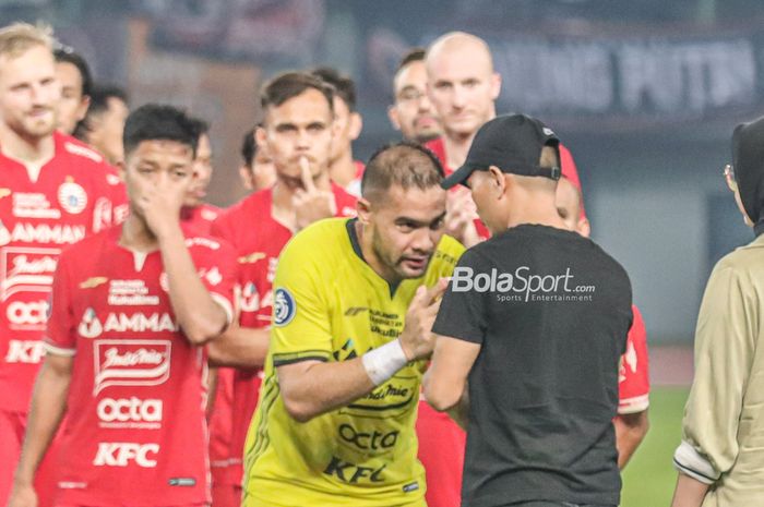 Kiper Persija Jakarta, Andritany Ardhiyasa, nampak bersalaman dengan Ismed Sofyan dalam laga pekan ke-10 Liga 1 2022 di Stadion Patriot Candrabhaga, Bekasi, Jawa Barat, 17 September 2022.