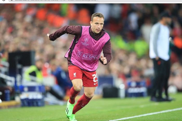 Arthur Melo saat melakukan pemanasan bersama Liverpool dalam sebuah laga Liga Champions 2022-2023.